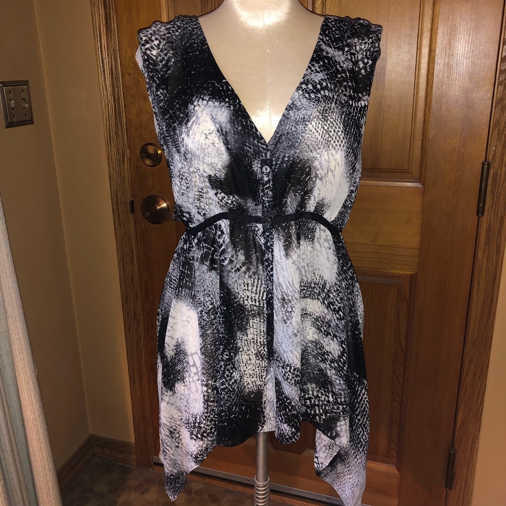 Black and white tank with shark bite gem